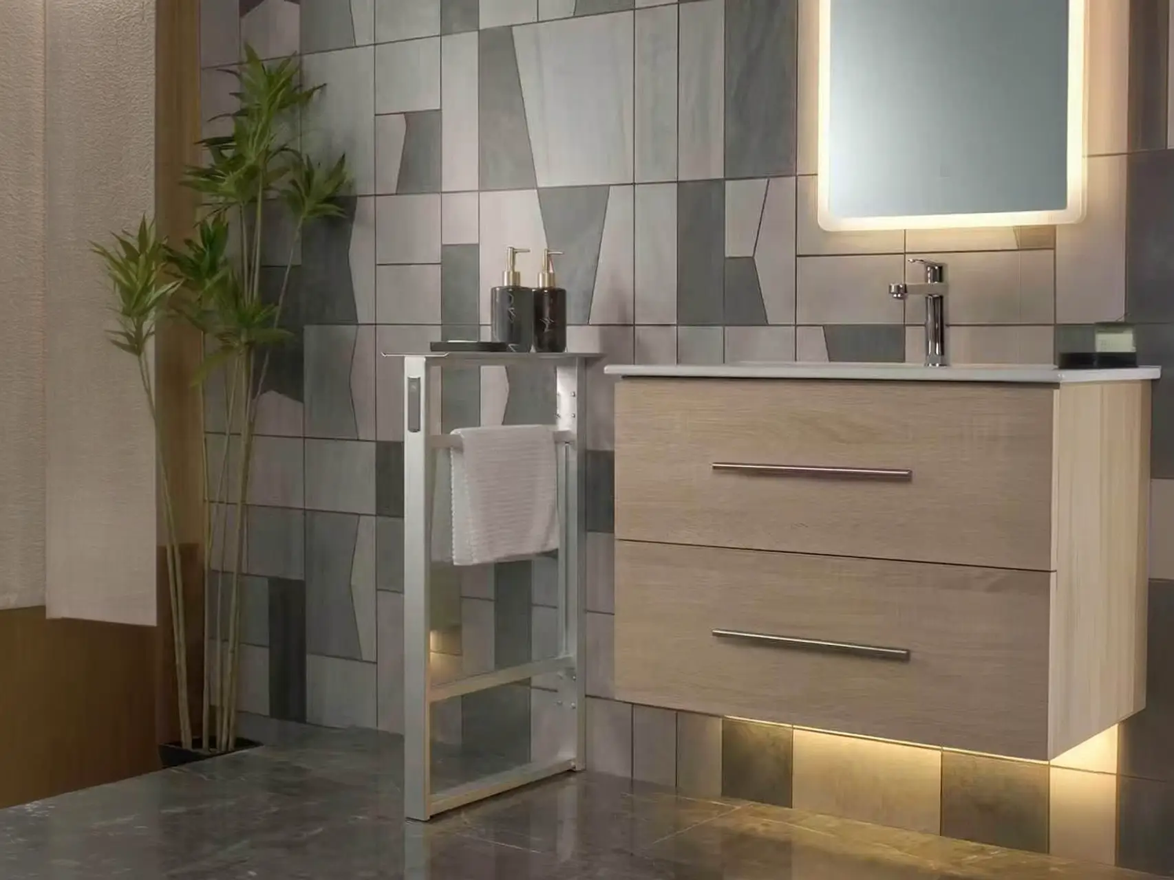 Calithrex Modern Glass Heated Towel Rack EB01